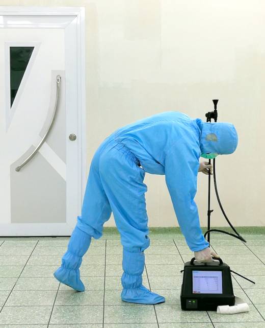 Inspector are testing dust inside the operating room with Particle Counter.
